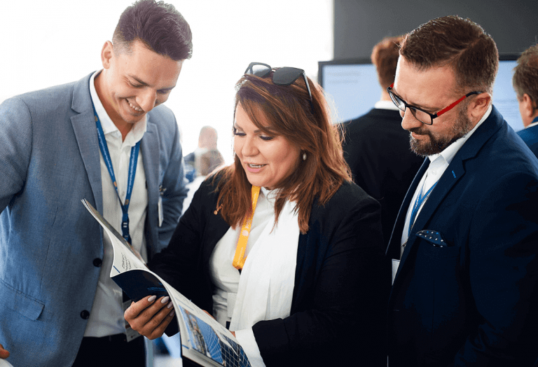 Handlowcy Projekt Solartechnik przeglądają katalog ofertowy związany z inwestycjami w odnawialne źródła energii.